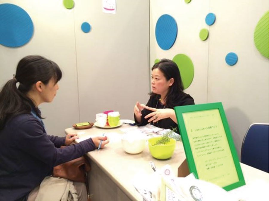 あお企画の「チラシ・コンシェルジュ」は、中小企業さまの販促チラシの制作を全面サポートします